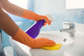 Seifenreste entfernen: Seifenreste am Waschbecken können Sie ganz einfach mit Zitronensäure beseitigen.