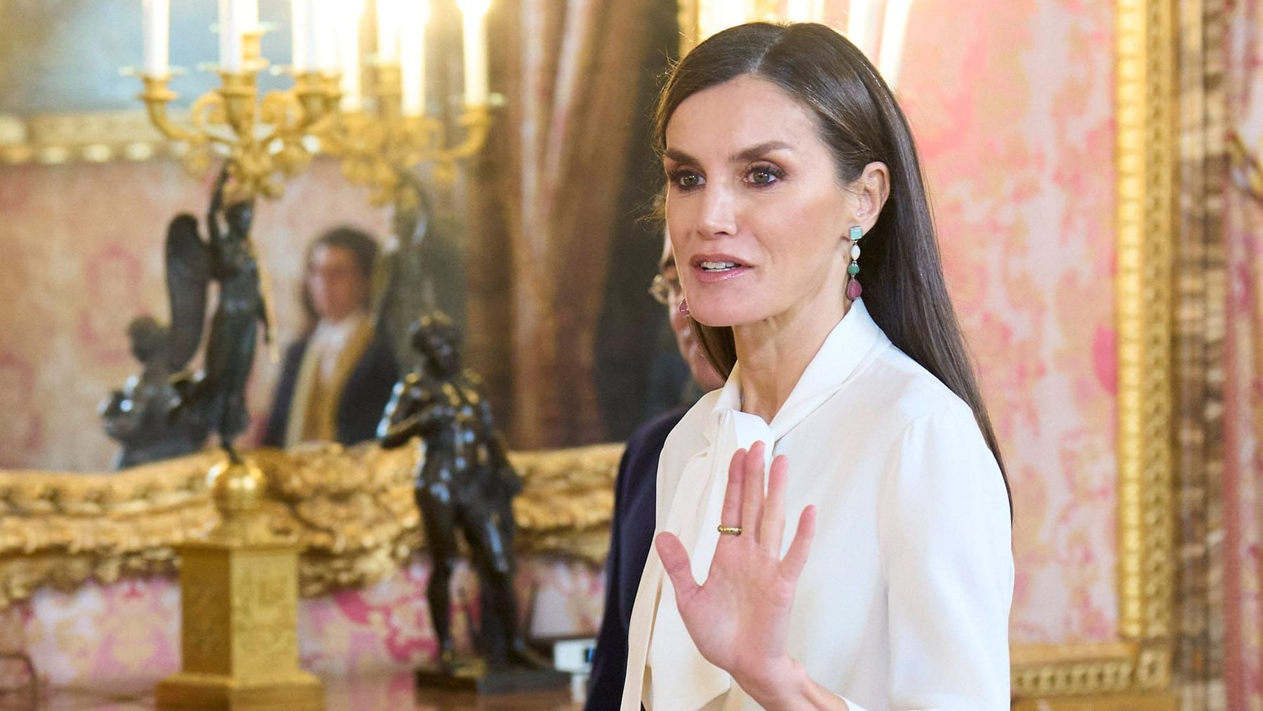 Embajador iraní se niega a darle la mano a la reina Letizia