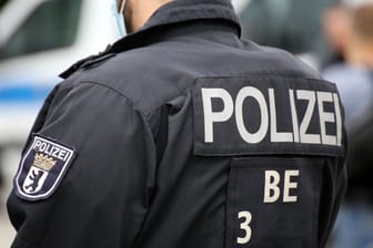 Berliner Polizist in Uniform (Symbolbild): In Spandau ist ein Beamter beleidigt und ins Gesicht geschlagen worden.