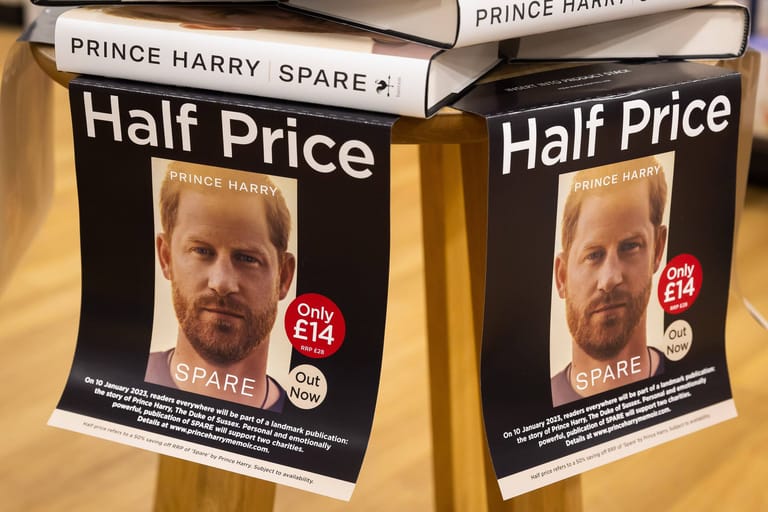 Großbritannien: "Spare" gibt es hier in einem Buchladen Londons zum halben Preis.