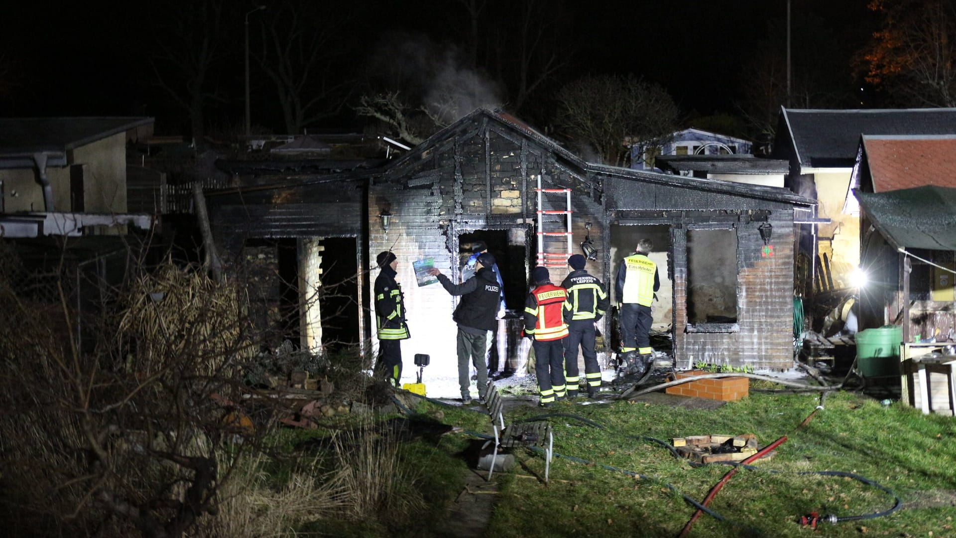 : Bei einem Gartenlaubenbrand in Leipzig wurde eine Leiche gefunden. Gegen 23 Uhr wurden am Samstag Abend Feuerwehr und Polizei zu einer brennenden Gartenlaube in die Friedrichshafner Straße in Leipzig-Mockau-Süd alarmiert.