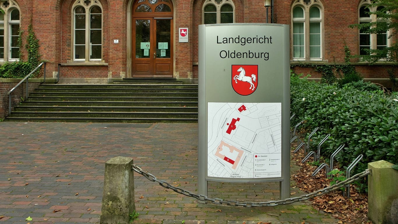 Blick auf das Landgericht in Oldenburg (Archivfoto): Die Frau prallte auf Betonplatten.