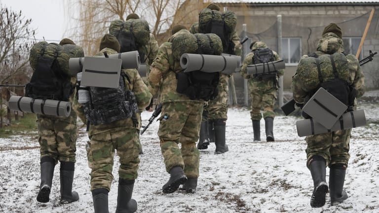 Russische Soldaten trainieren in der Region Belgorod (Archiv): Am Samstag kam es in einer Kaserne zu einer Explosion.