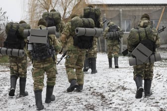 Russische Soldaten trainieren in der Region Belgorod (Archiv): Am Samstag kam es in einer Kaserne zu einer Explosion.