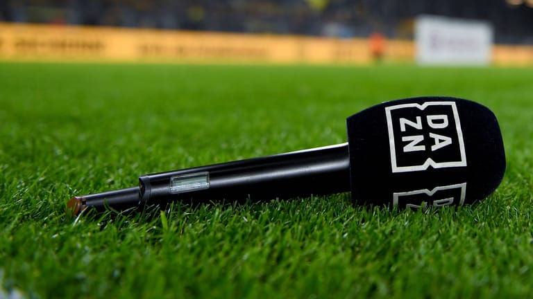 Ein Mikrofon von DAZN in Dortmund: Der Streamingdienst ist im letzten Jahr deutlich teurer geworden.