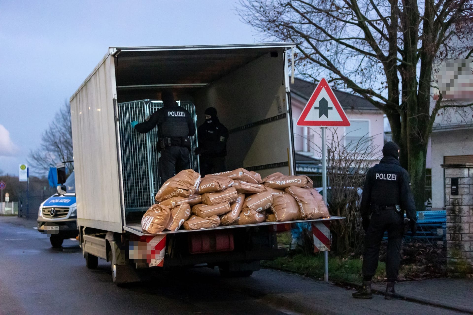 Großeinsatz des Hessischen Landeskriminalamts, des Zolls und der Staatsanwaltschaft Darmstadt und Frankfurt: Insgesamt wurden elf Objekte durchsucht.