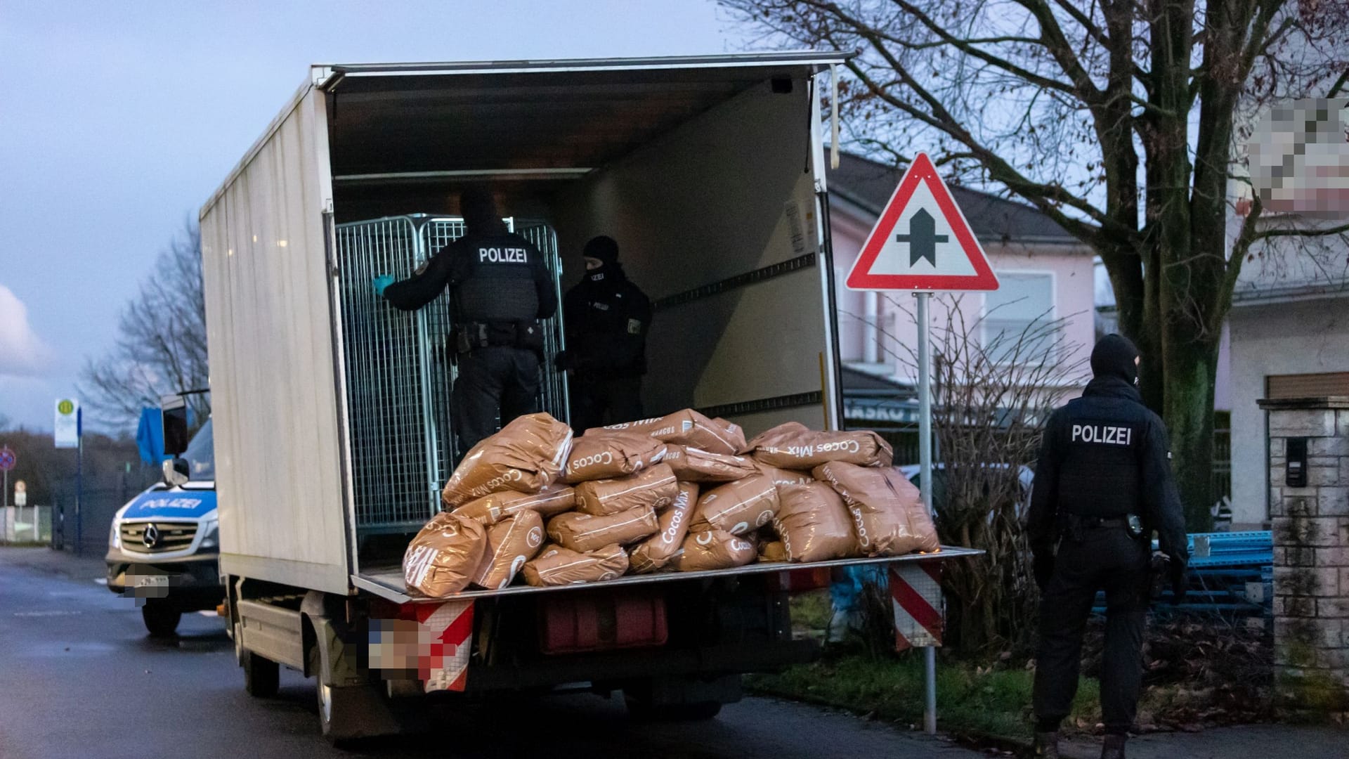 Großeinsatz des Hessischen Landeskriminalamts, des Zolls und der Staatsanwaltschaft Darmstadt und Frankfurt: Insgesamt wurden elf Objekte durchsucht.