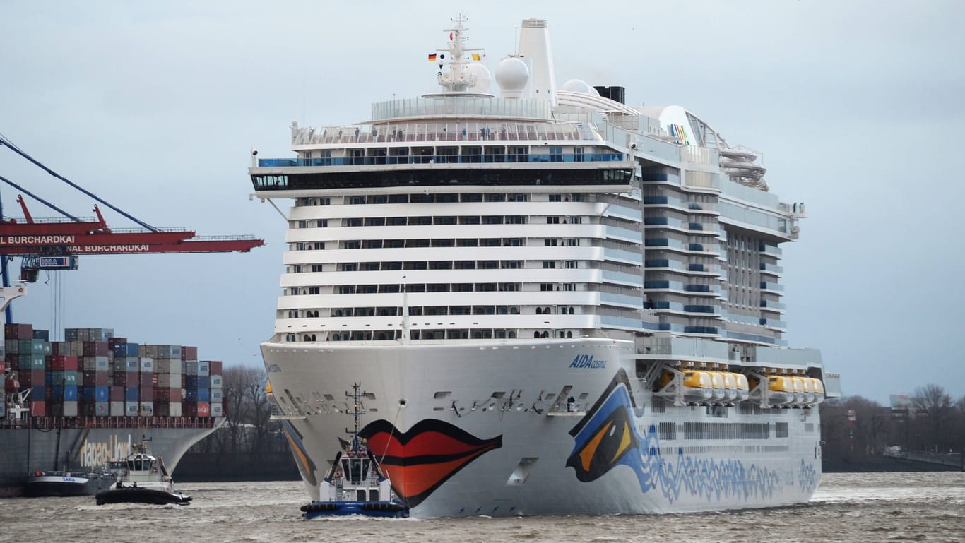 Die "Aida Cosma" läuft in den Hamburger Hafen ein: Sie ist das zweite Schiff der Flotte, das mit LNG betrieben werden kann.