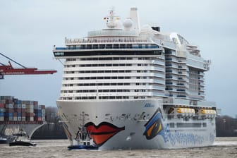 Die "Aida Cosma" läuft in den Hamburger Hafen ein: Sie ist das zweite Schiff der Flotte, das mit LNG betrieben werden kann.