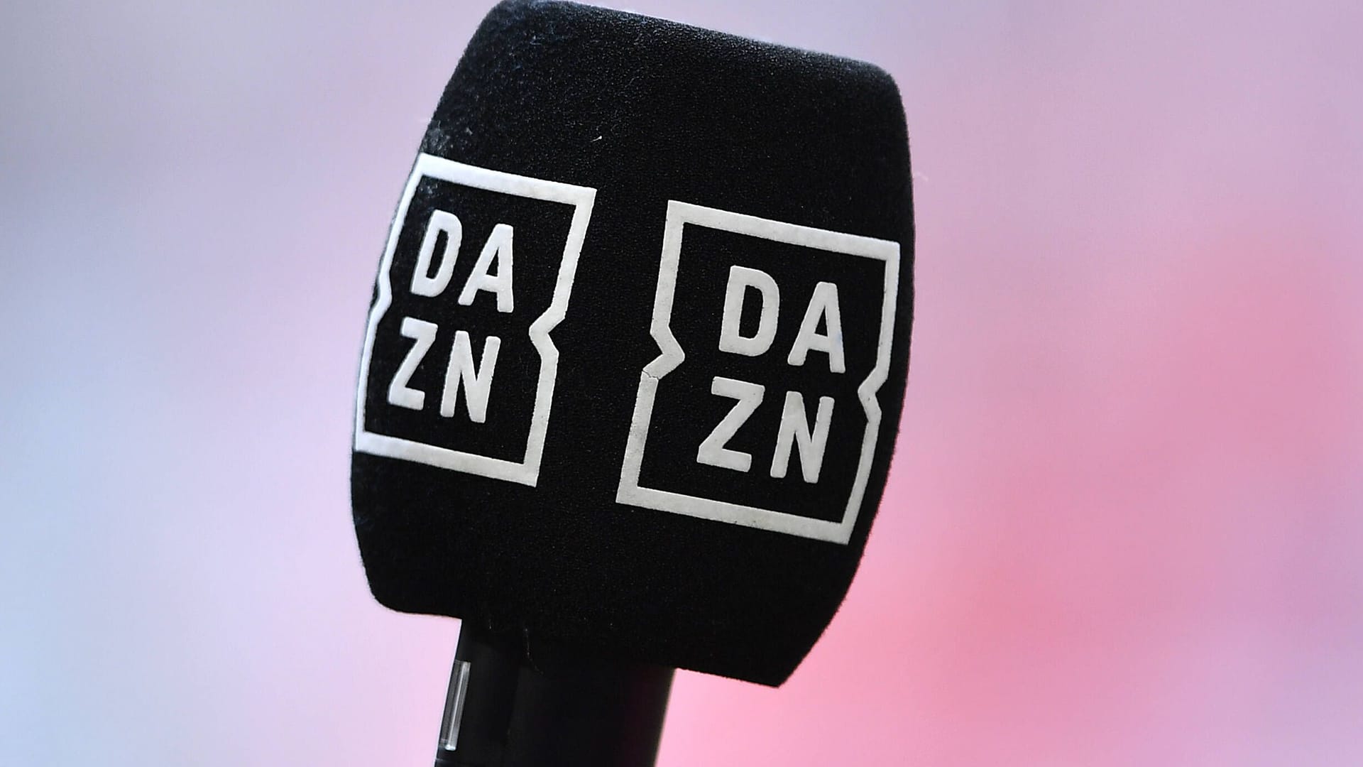 Ein DAZN-Mikrofon (Symbolbild): Der Sender trauert offenbar um einen Kommentator. Ein DAZN-Mikrofon (Symbolbild): Der Sender trauert offenbar um einen Kommentator.