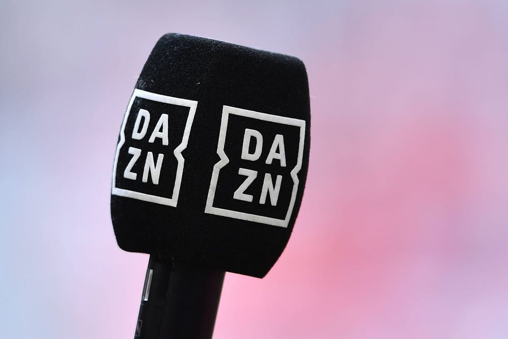 Ein DAZN-Mikrofon (Symbolbild): Der Sender trauert offenbar um einen Kommentator.