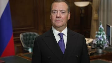 Come vice capo del Consiglio di sicurezza russo, Dmitry Medvedev è uno dei più importanti scagnozzi di Vladimir Putin.