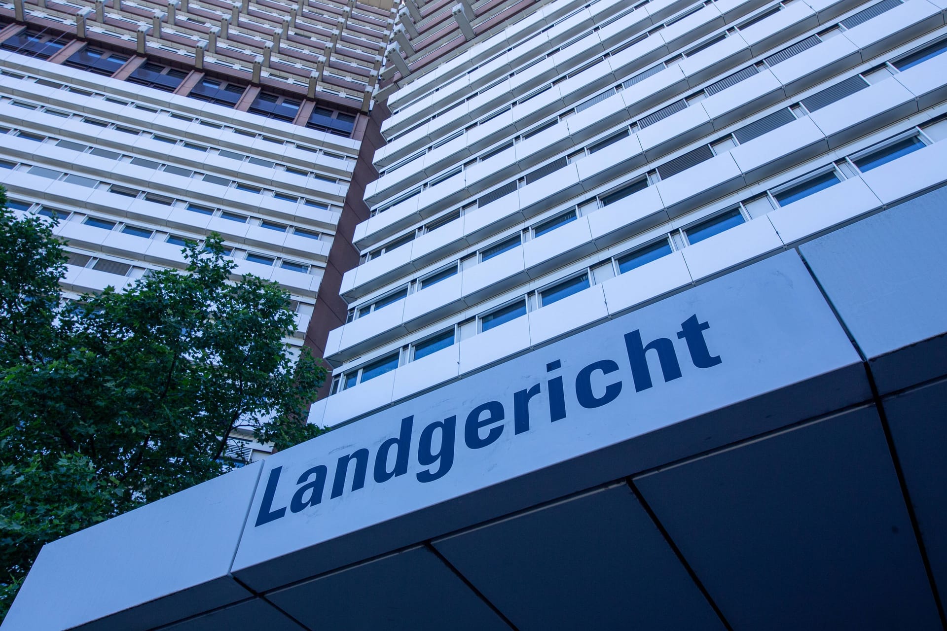 Landgericht Köln: Wegen Mordes und Störung der Totenruhe ist ein Kölner zu einer lebenslangen Freiheitsstrafe verurteilt worden.