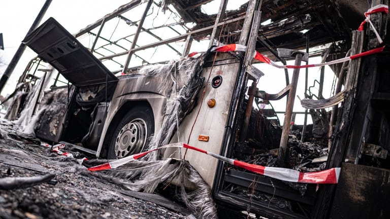 Wie im Inferno: Ein ausgebrannter Reisebus steht nach der Silvesternacht im Berliner Bezirk Neukölln.