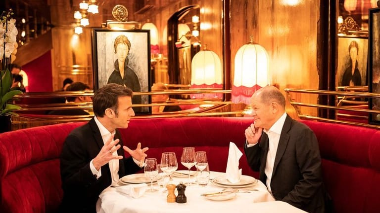 Macron und Scholz unterhalten sich in Paris: Die deutsche Außenpolitik wird im Kanzleramt gemacht.