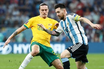 Jackson Irvine im Duell mit Lionel Messi: Die beiden spielten bei der Weltmeisterschaft in Katar gegeneinander.