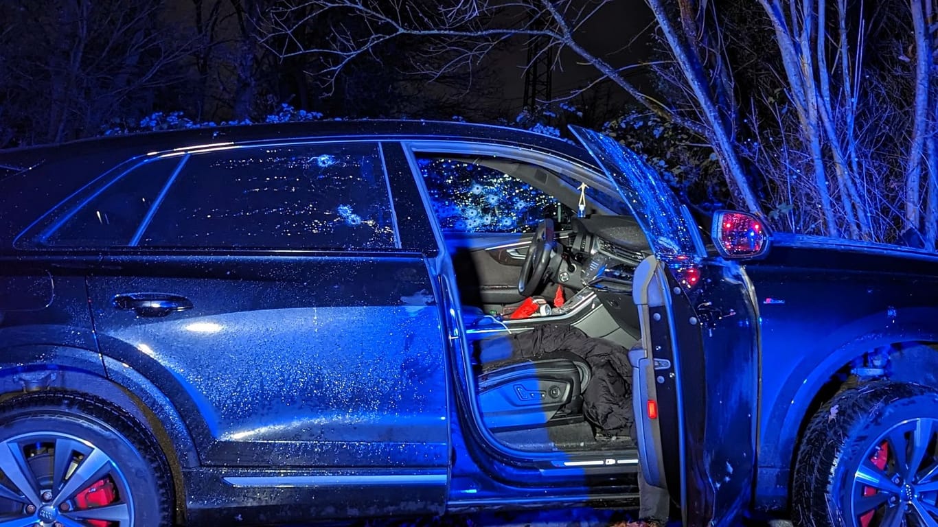 Der Wagen zeigt das Ausmaß der Tat: Die beiden Insassen kamen ins Krankenhaus.