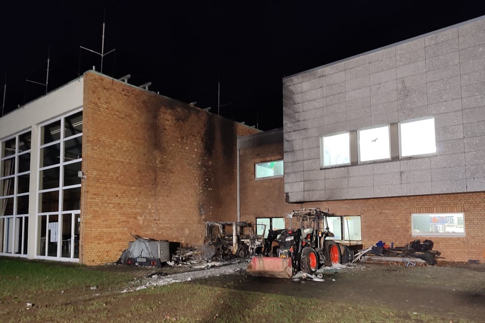 Der Sportplatz der Uni Bonn: Das Feuer hat drei Fahrzeuge zerstört und das Gebäude beschädigt.