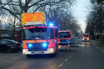 Feuerwehrkräfte bei einem Einsatz am Mühlenberg (Archivbild): Am Samstagabend kam es in dem Stadtteil zu einem schweren Verkehrsunfall.