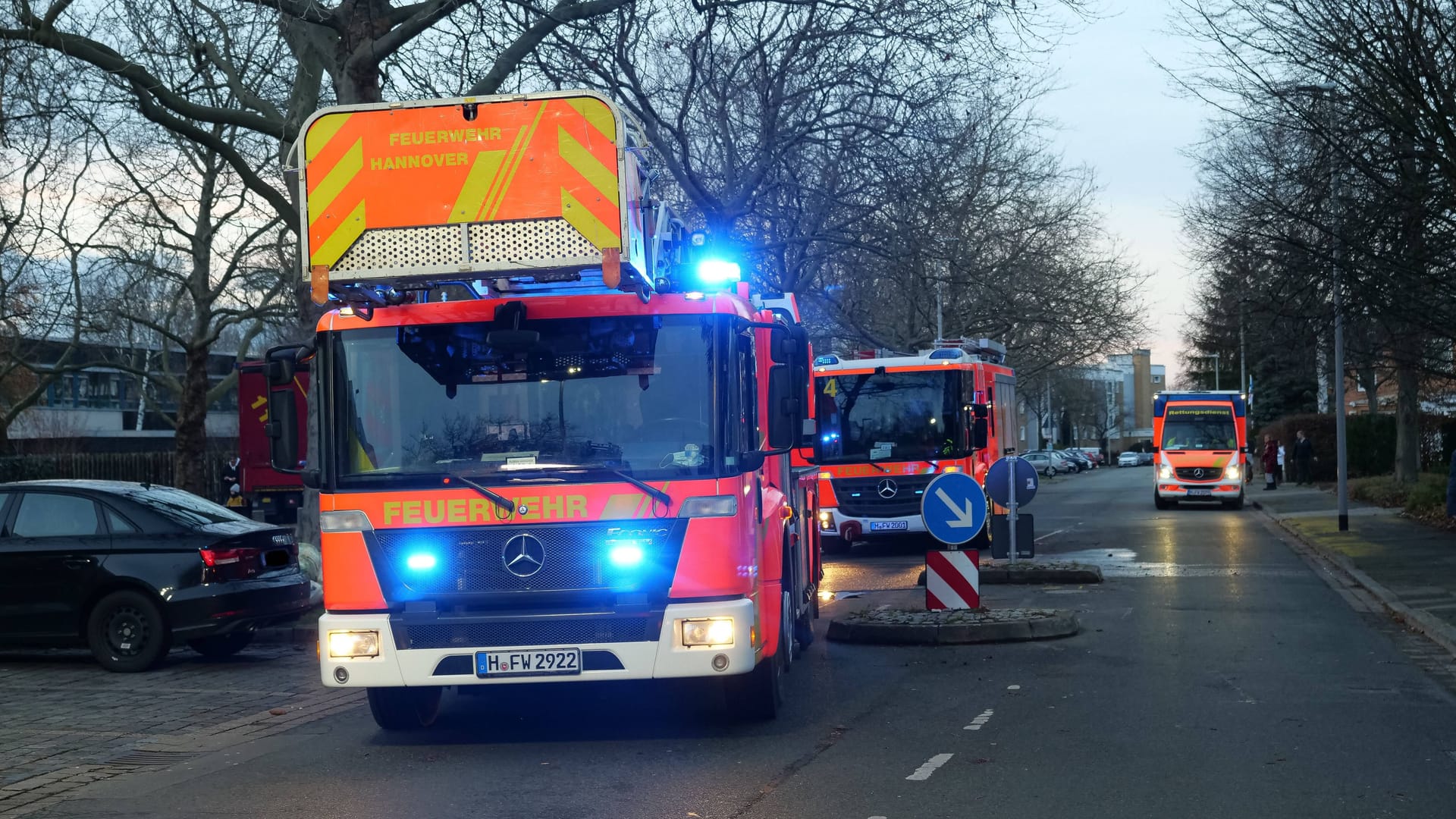 Feuerwehrkräfte bei einem Einsatz am Mühlenberg (Archivbild): Am Samstagabend kam es in dem Stadtteil zu einem schweren Verkehrsunfall. Feuerwehrkräfte bei einem Einsatz am Mühlenberg (Archivbild): Am Samstagabend kam es in dem Stadtteil zu einem schweren Verkehrsunfall.