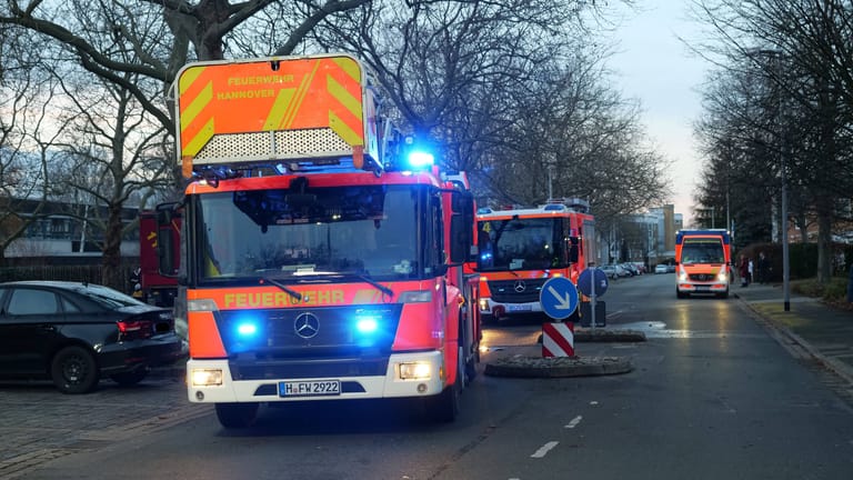 Feuerwehrkräfte bei einem Einsatz am Mühlenberg (Archivbild): Am Samstagabend kam es in dem Stadtteil zu einem schweren Verkehrsunfall.