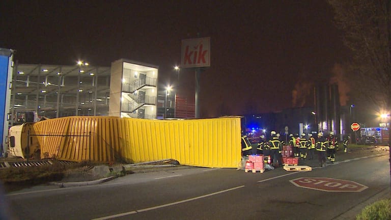 Ein umgekippter Sattelzug: Der Lkw war zuvor mit einem Pkw zusammengestoßen.