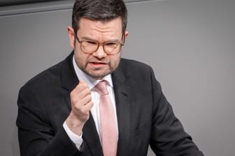 Bundesjustizminister Marco Buschmann (FDP) spricht im Bundestag zu den Silvesterkrawallen.