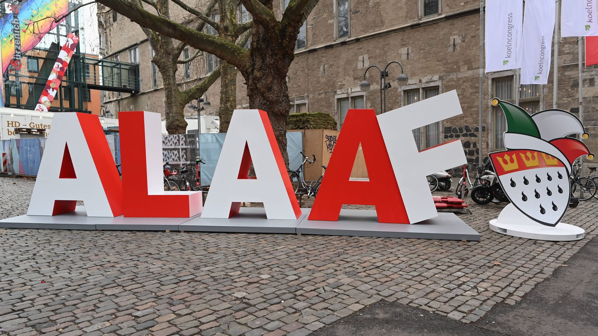 Der Alaaf Schriftzug steht vor dem Kölner Gürzenich: In dem traditionellen Festsaal findet die erste Köln-Düsseldorfer Karnevalssitzung statt.