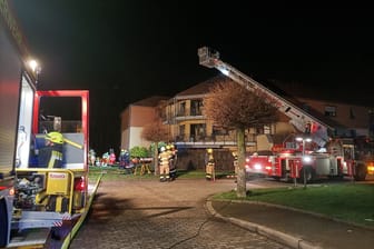 Einsatzkräfte am Friedrich-Proebsting-Haus in Heeren: Die Einrichtung wurde komplett evakuiert.