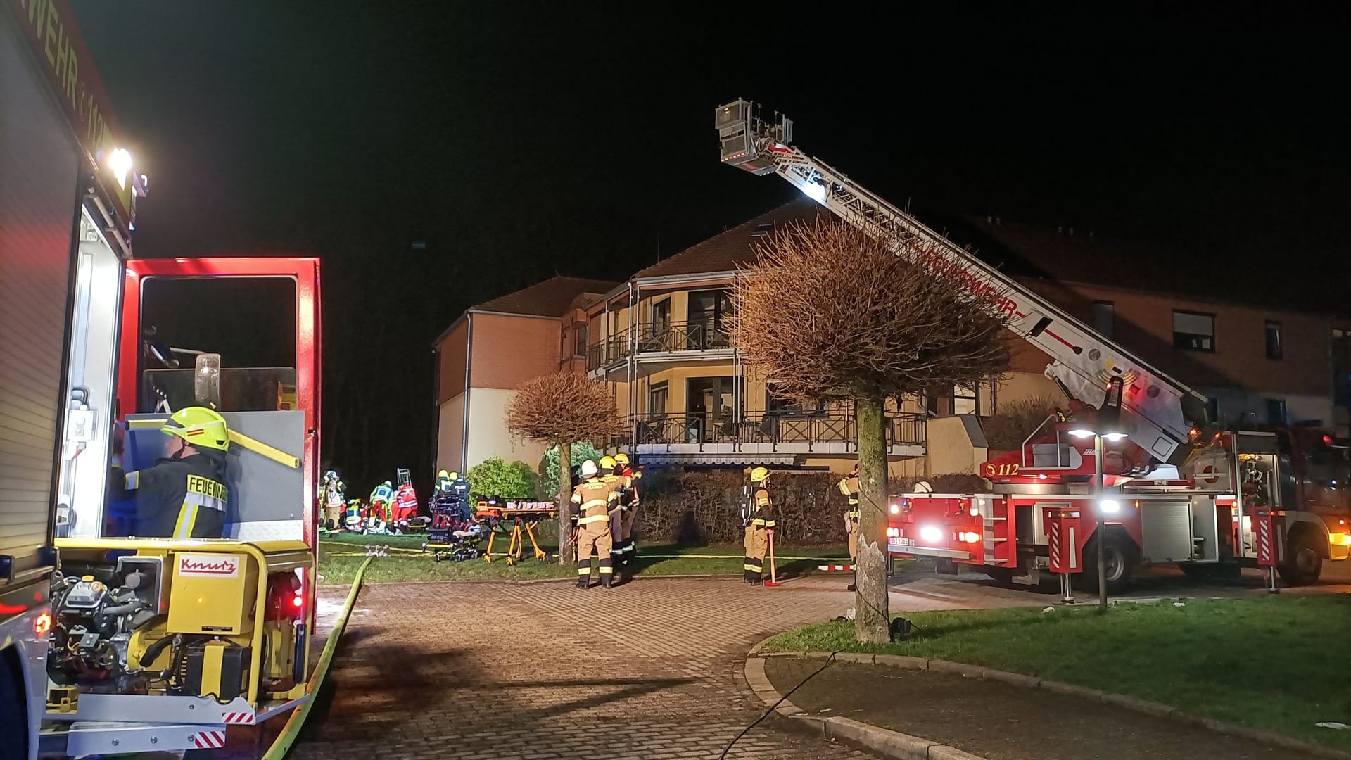 Einsatzkräfte am Friedrich-Proebsting-Haus in Heeren: Die Einrichtung wurde komplett evakuiert. Einsatzkräfte am Friedrich-Proebsting-Haus in Heeren: Die Einrichtung wurde komplett evakuiert.