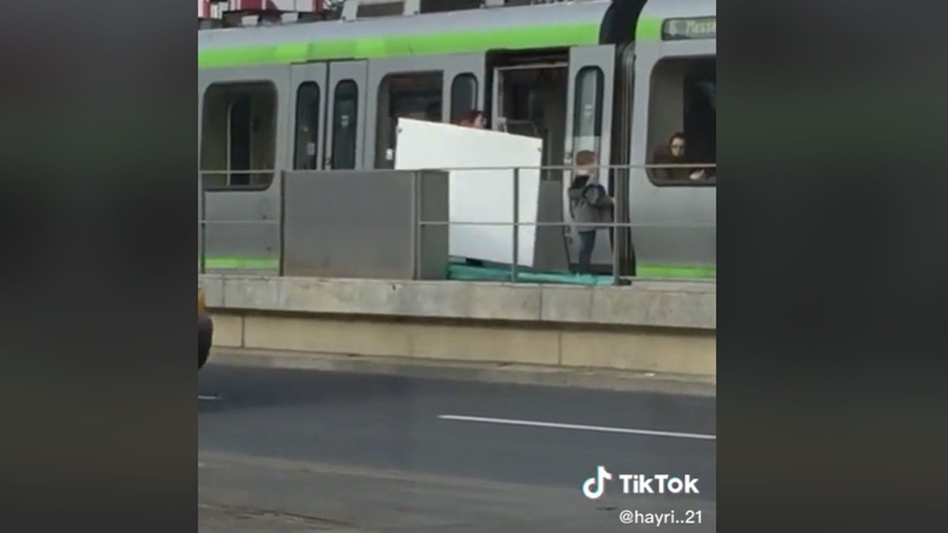Ordentlich was zu verladen: Aber am Ende sitzt der Tramfahrer am längeren Hebel. Ordentlich was zu verladen: Aber am Ende sitzt der Tramfahrer am längeren Hebel.