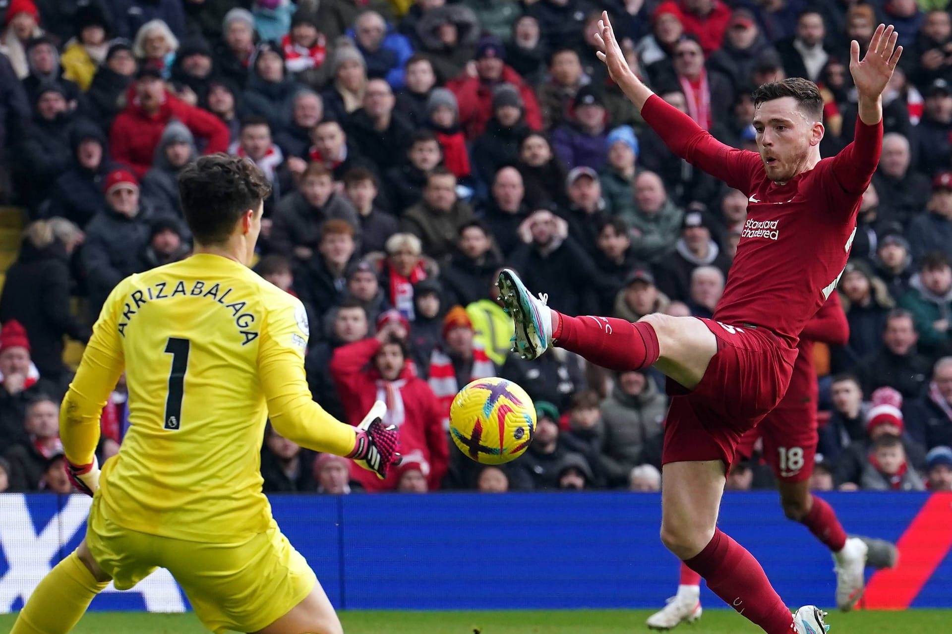 Das letzte Bisschen fehlt: Liverpools Robertson (r.) vor Chelsea-Torwart Kepa.