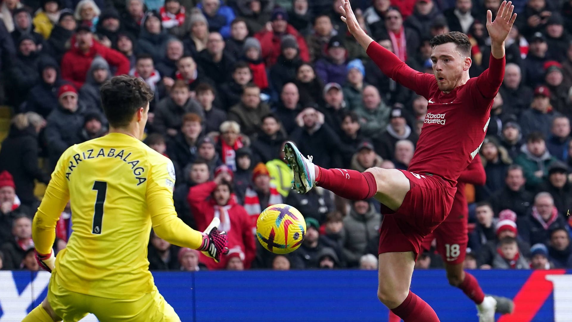 Das letzte Bisschen fehlt: Liverpools Robertson (r.) vor Chelsea-Torwart Kepa.