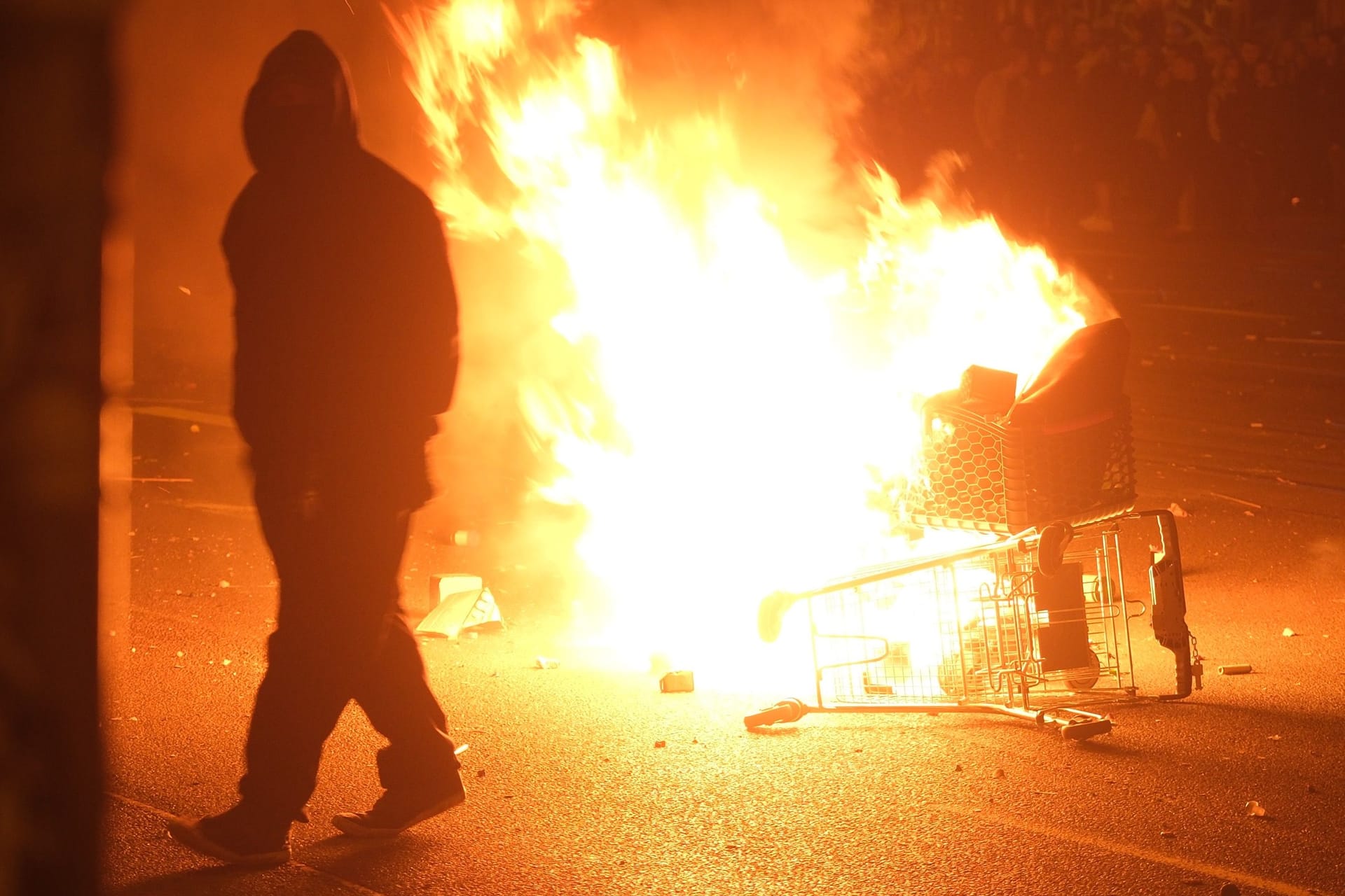 In der Silvesternacht kam es nicht nur in Berlin zu Ausschreitungen: Auch im Leipziger Stadtteil Connewitz randalierten Menschen mit Feuerwerk.