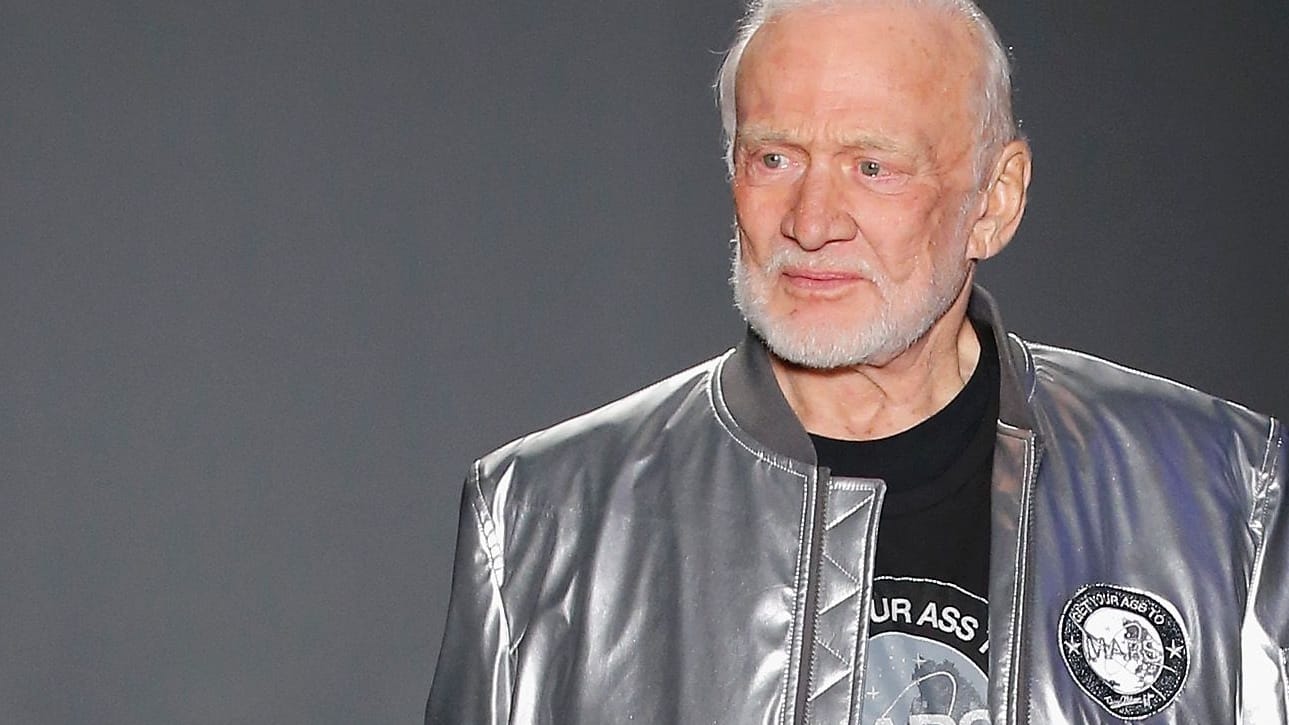 Buzz Aldrin: Der 93-Jährige macht sein privates Glück öffentlich.