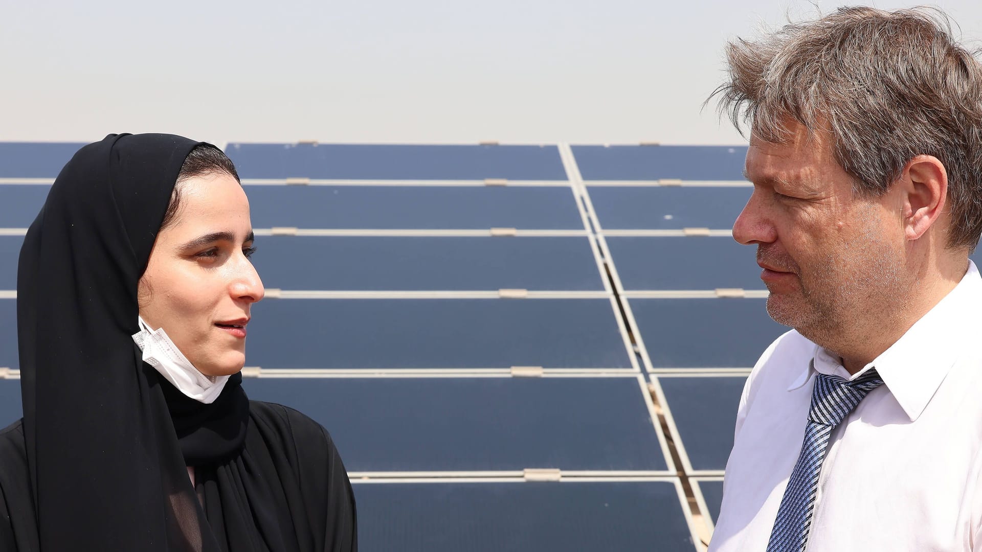 Vizekanzler Robert Habeck (Grüne) bei einem Besuch der Öko-Stadt Masdar 2022 in den VAE: Deutsche Unternehmen unterstützen hier grüne Wasserstoffprojekte. Ziel ist auch der Export in die Bundesrepublik.