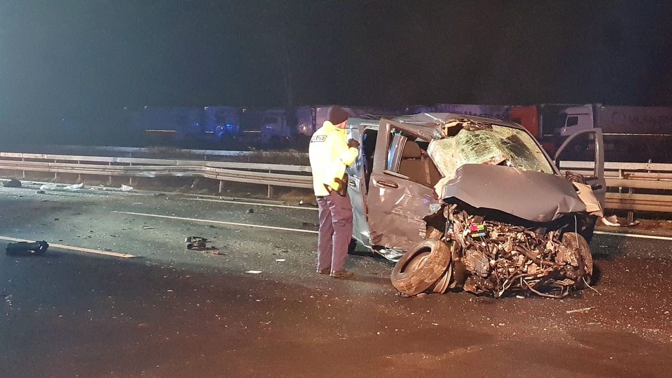 Mitarbeiter des Verkehrsunfalldienstes begutachten das völlig zerstörte Auto: Ein Mann wurde von einem LKW erfasst.