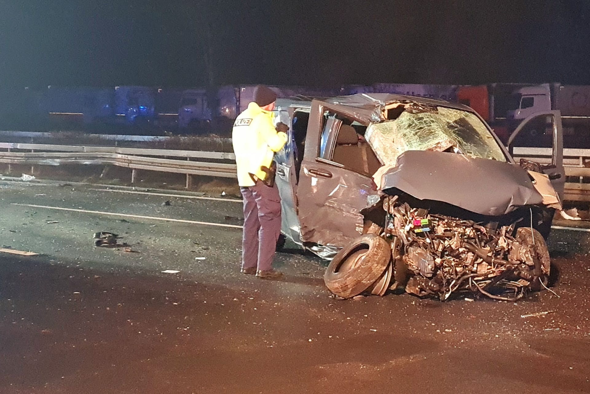 Mitarbeiter des Verkehrsunfalldienstes begutachten das völlig zerstörte Auto: Ein Mann wurde von einem LKW erfasst.