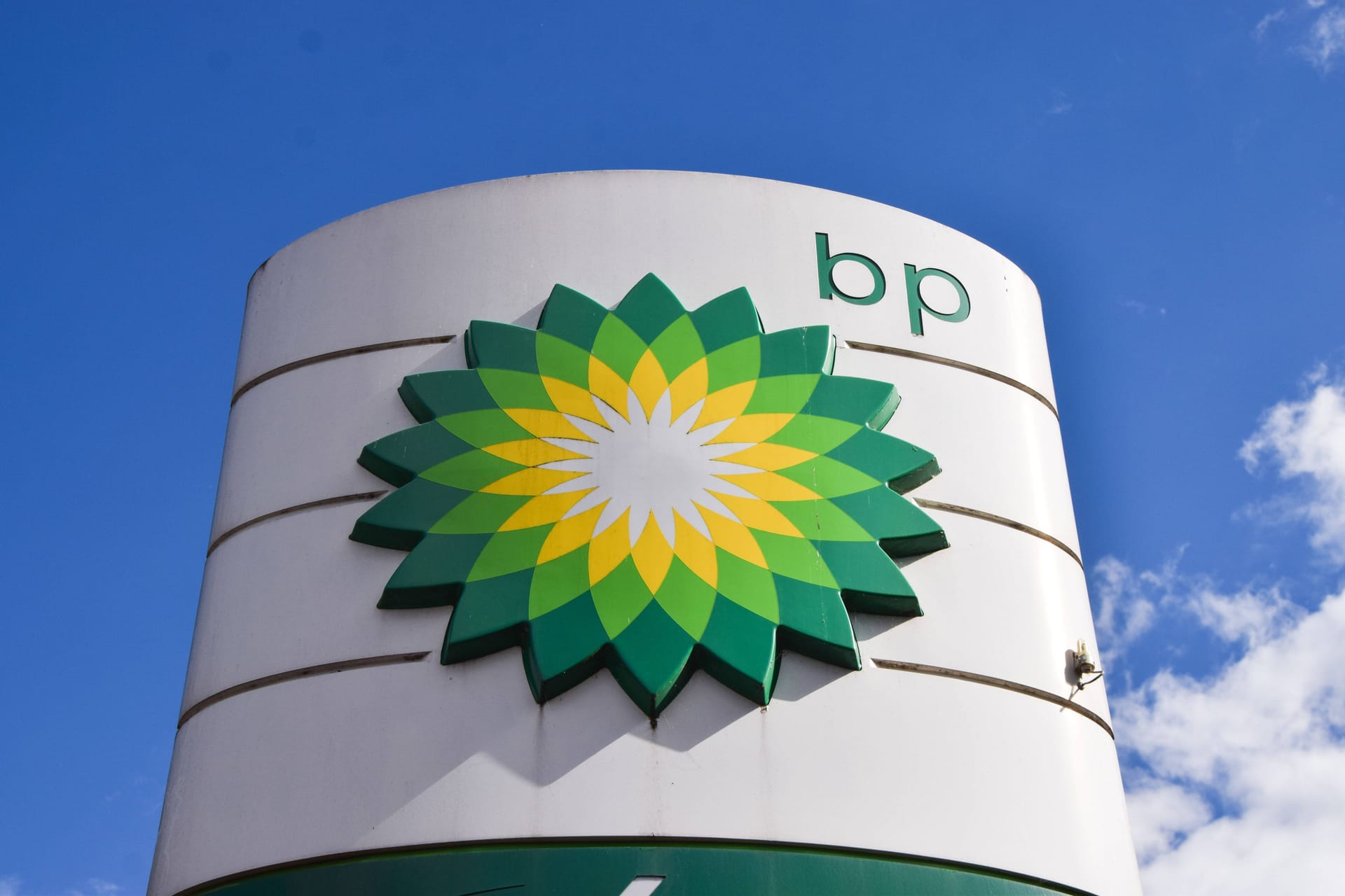 Ein BP-Logo (Archivfoto): Das Unternehmen sieht die Anlage als Bestandteil seiner weltweiten Wasserstoffaktivitäten