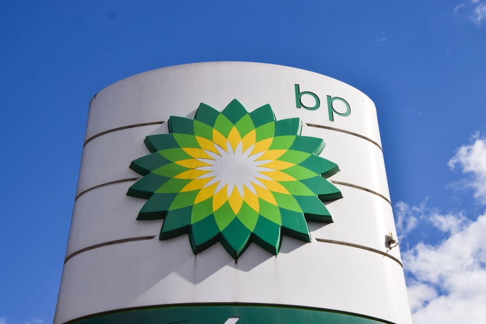 Ein BP-Logo (Archivfoto): Das Unternehmen sieht die Anlage als Bestandteil seiner weltweiten Wasserstoffaktivitäten