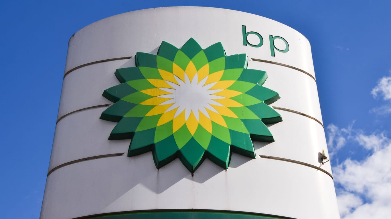 Ein BP-Logo (Archivfoto): Das Unternehmen sieht die Anlage als Bestandteil seiner weltweiten Wasserstoffaktivitäten