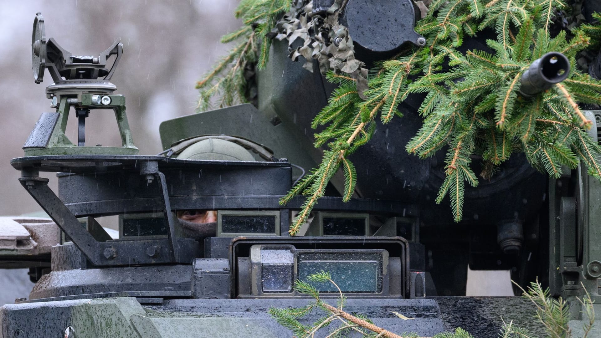 Deutscher Panzergrenadier im Schützenpanzer "Marder".