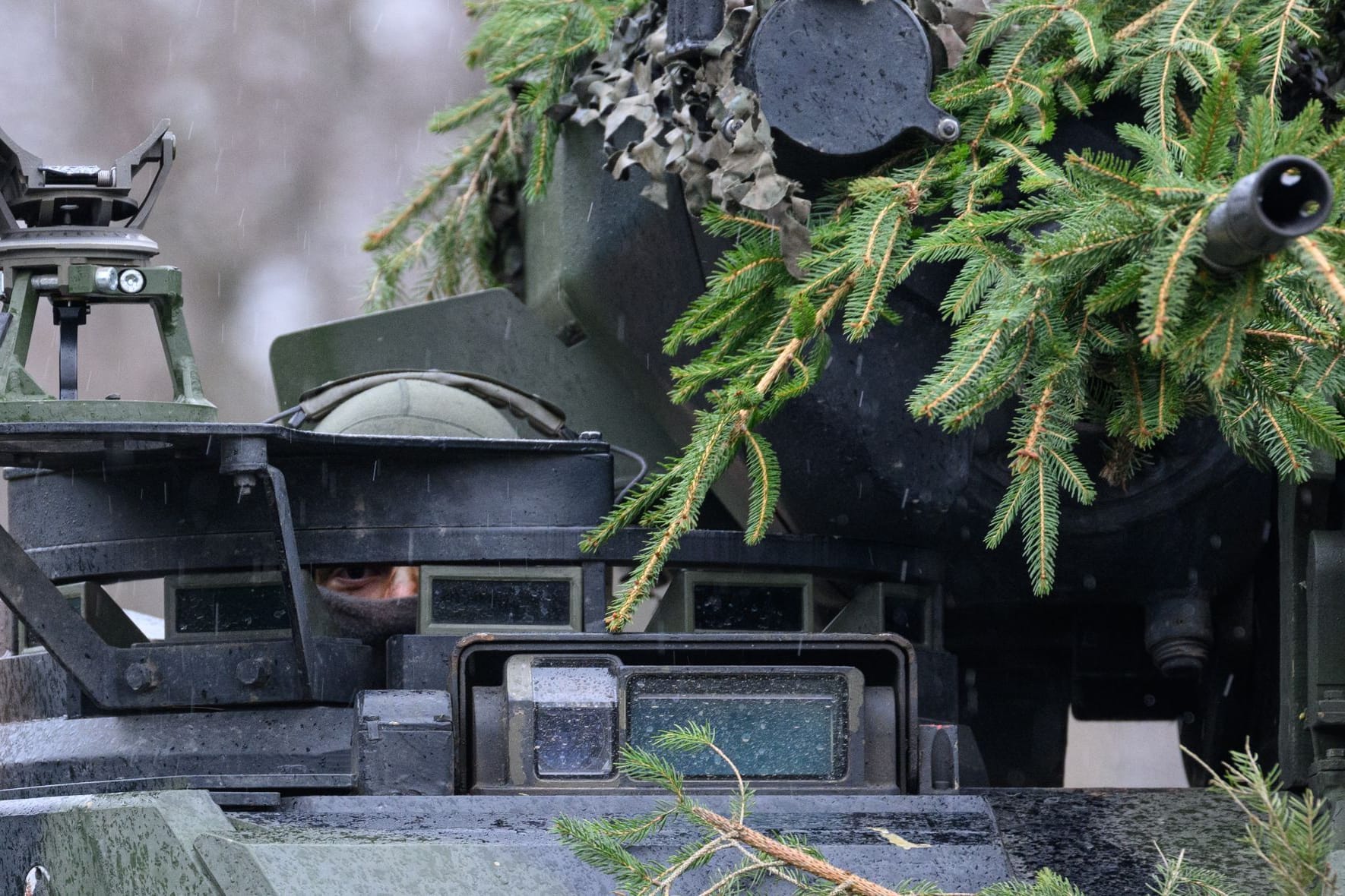 Deutscher Panzergrenadier im Schützenpanzer "Marder".