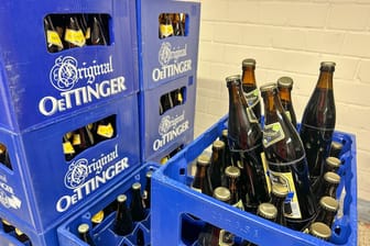 Kästen mit Bierflaschen der Oettinger-Brauerei (Symbolbild): Acht Sorten müssen bald weichen.