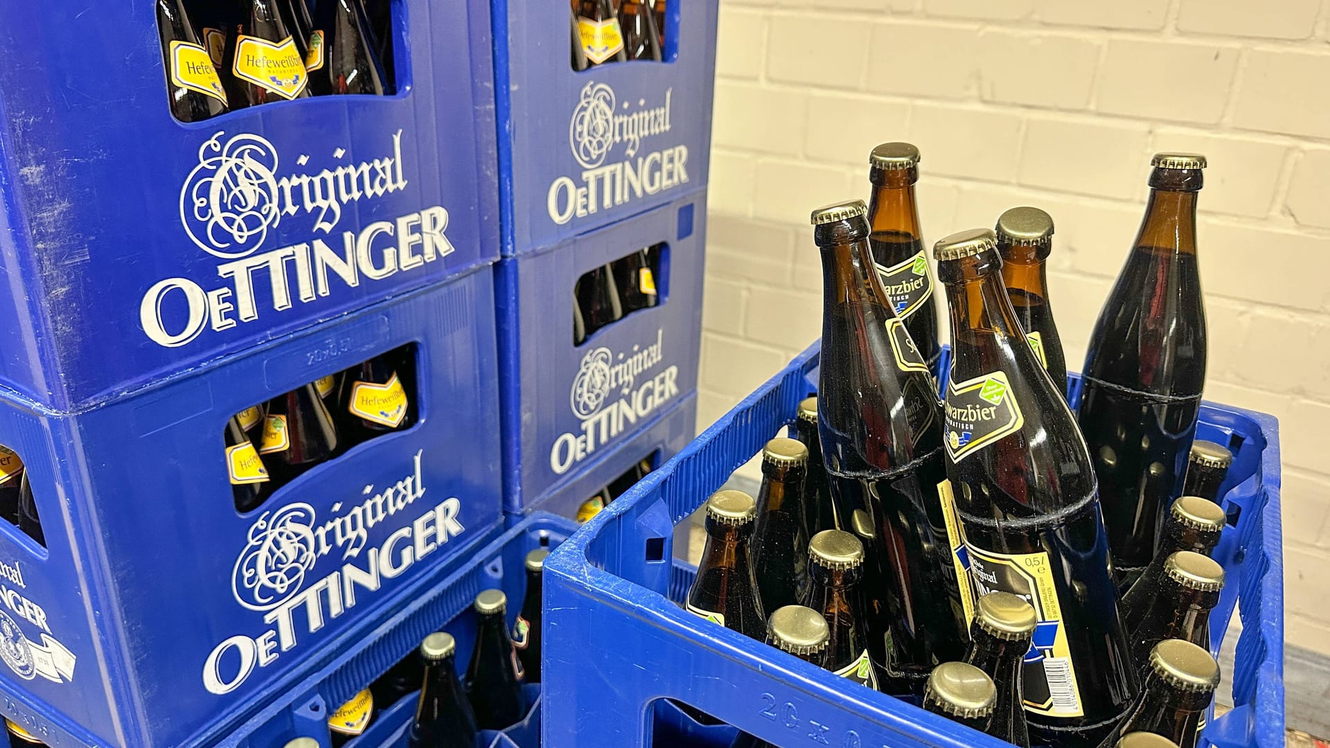 Kästen mit Bierflaschen der Oettinger-Brauerei (Symbolbild): Acht Sorten müssen bald weichen.