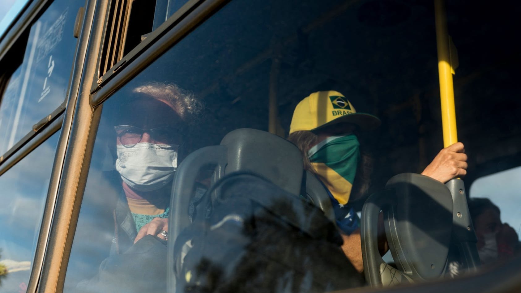 Anhänger des früheren Präsidenten Bolsonaro sitzen in einem Bus: Nach dem Sturm auf das Regierungsviertel in Brasília gab es rund 1.500 Festnahmen.