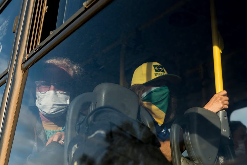 Anhänger des früheren Präsidenten Bolsonaro sitzen in einem Bus: Nach dem Sturm auf das Regierungsviertel in Brasília gab es rund 1.500 Festnahmen.