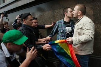 Die Polizei in Sankt Petersburg hält Demonstrierende während einer Demo fest. Die Rechtslage für sexuelle Minderheiten in Russland ist nun noch einmal deutlich kritischer geworden.