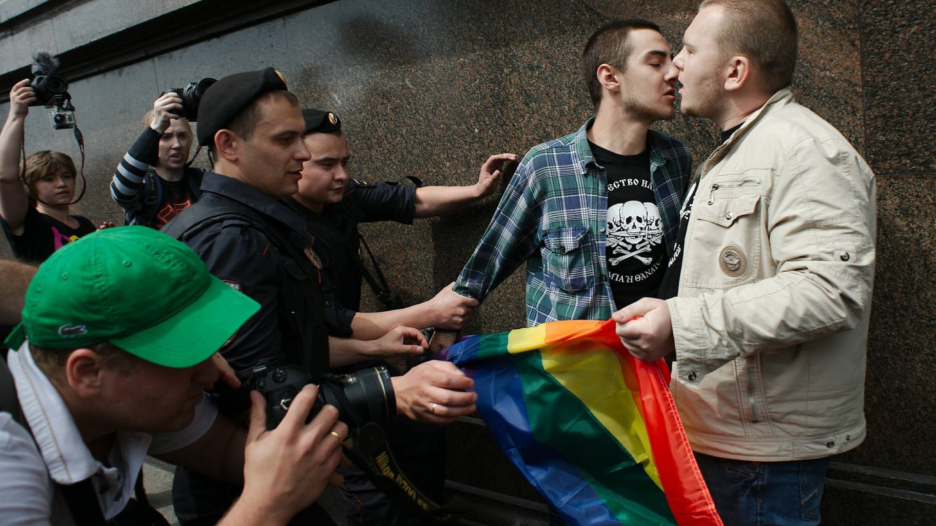 Die Polizei in Sankt Petersburg hält Demonstrierende während einer Demo fest. Die Rechtslage für sexuelle Minderheiten in Russland ist nun noch einmal deutlich kritischer geworden.