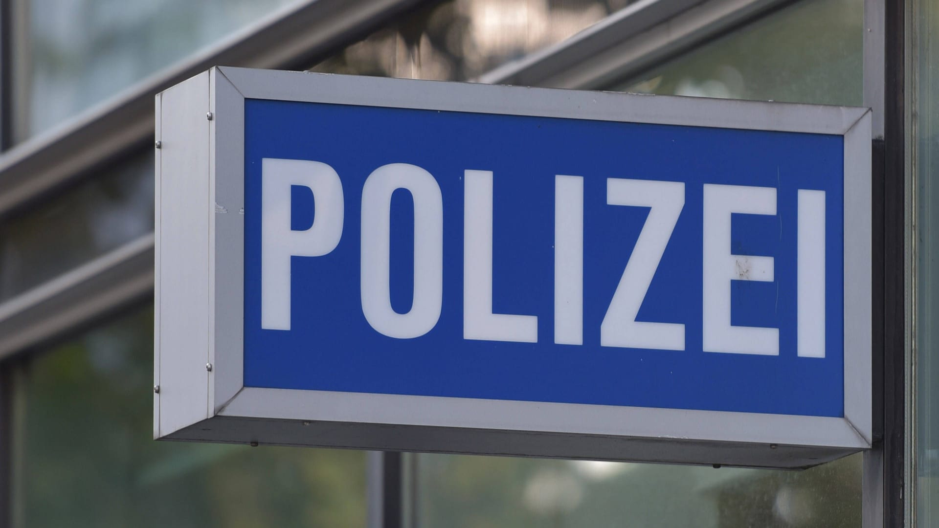 Ein Schild an einer Polizeiwache (Symbolbild): Ein Mann starb, nachdem er ins Polizeigewahrsam genommen wurde.